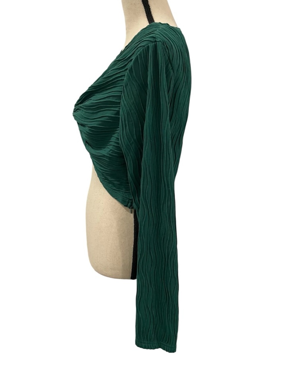 PrettyLittleThing Emerald Textured Knot Front Long Sleeve Crop Top - Picture 2 of 5